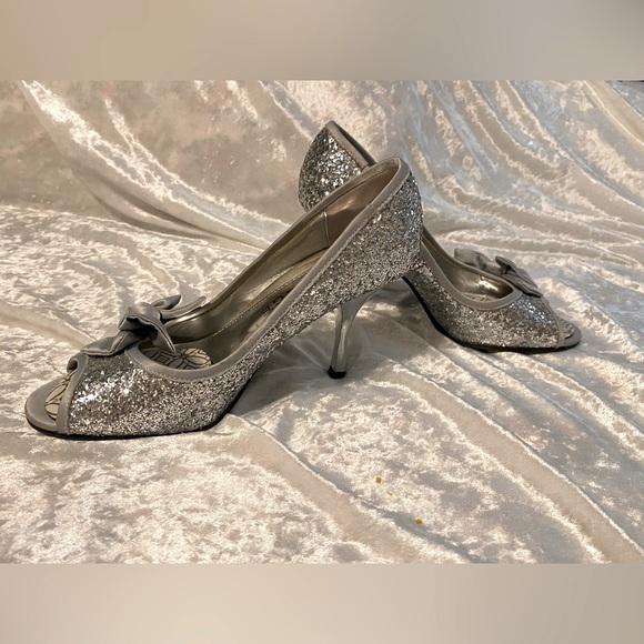 Gorgeous silver glitter pumps with silver bow peek a boo toe. 506 - Picture 7 of 9